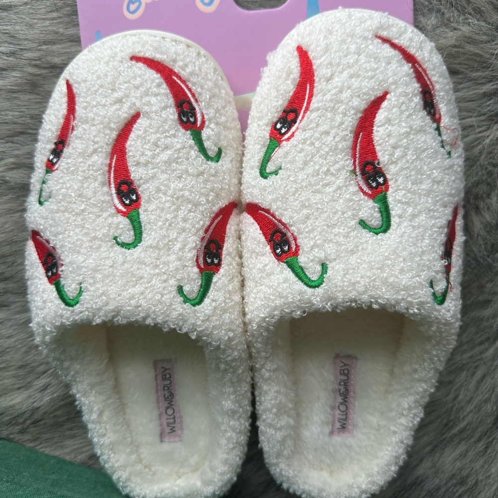White Chili Pepper Slippers - Picture 5 of 9